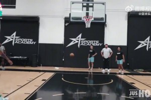 不愧是拿过三分大赛冠军的人！皮尔斯退役多年，功力犹存啊