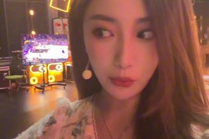 美娜的嘴角都压不住啦☺️ 詹姆斯生涯总胜场数来到1229！！