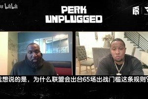 大四女生担任篮球比赛裁判，动作干净利落飒气十足！