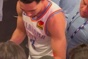 大网红魔仙哥☺️麦凯恩在湖人主场也有很多球迷带球衣索要签名~