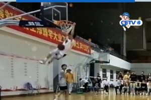 “詹姆斯儿女朱莉为全美LOVB排球锦标赛揭幕～”...