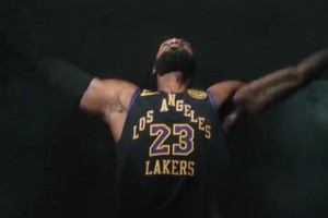 这个兄真喜😍 啦啦队穿上篮球衣的魅力真是盖不住！